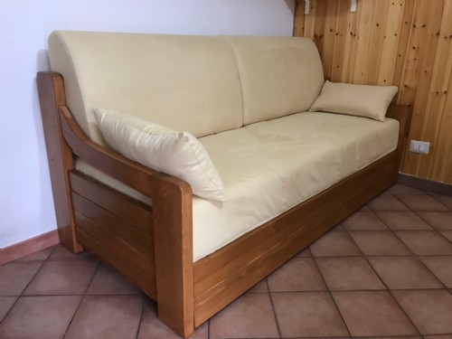 divano letto rustico in legno laccato a piacere con contenitore