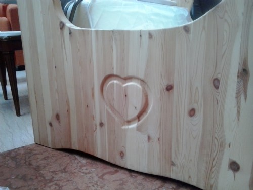 Divano modello cuore legno 3