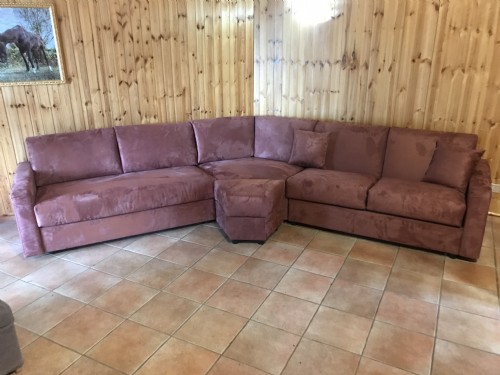 divani angolari su misura ad angolo sfalsato a muro 2