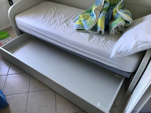 divano letto rustico in legno laccato a piacere con contenitore 2